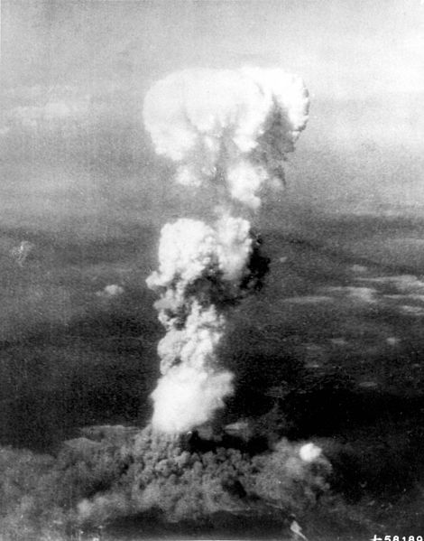 美軍拍攝廣島核爆產生的蕈狀雲，1945年。