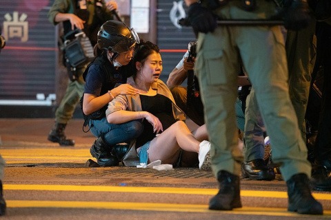 香港 警察 暴力 孕婦