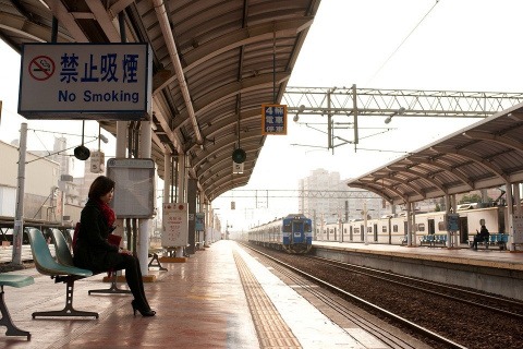 等待 女人 火車 車站